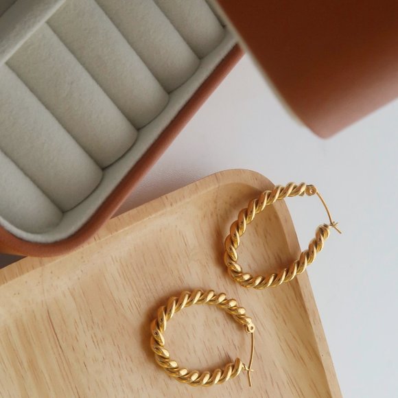 NEW 18K Gold Plated Braided Oval Hoop Earrings - Picture 6 of 8